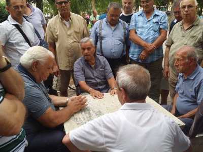 I pensionati riuniti a piazza Garibaldi