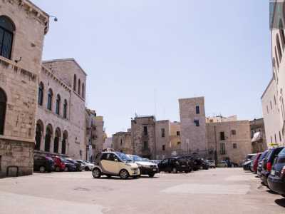 Per trovare la strada bisogna arrivare in largo San Sabino, lo spiazzo che si trova alle spalle della Cattedrale