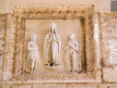 Nascosto nel ristretto vicolo e incastonato sul prospetto di una anonima dimora privata vi � un rilievo in pietra che raffigura la Madonna tra due santi di cui uno � San Giovanni Battista: l'opera sarebbe stata creata come monito per gli ebrei a volersi convertire mediante l�atto del battesimo