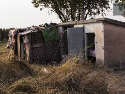 Uno degli accampamenti di fortuna dove vivono gli immigrati 