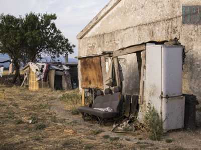 Una casa di campagna diroccata riutilizzata come accampamento