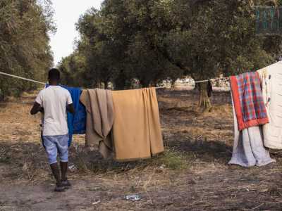 Fili su cui i profughi stendono coperte e bucato tra gli ulivi della campagna circostante