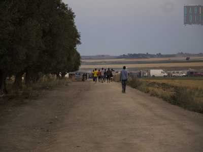 I profughi in serata si incamminano verso il ghetto 