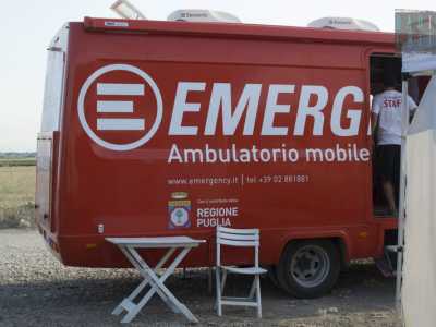 Uno dei due minivan di Emergency che funge da ambulatorio mobile vicino al Ghetto di Rignano Garganico dal caratteristico colore rosso acceso e con la scritta ben in evidenza