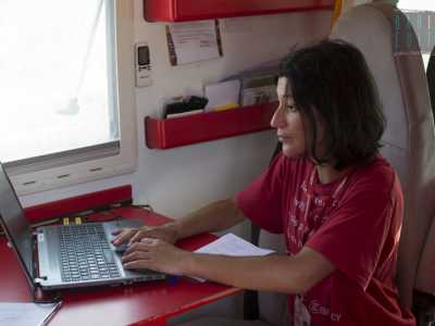 Una delle due responsabili del Programma Italia nel Ghetto, la mediatrice culturale Mariateresa, nella postazione di accoglienza all'interno del minivan