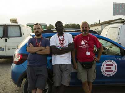 Il fisioterapista Matteo Masolini, il responsabile della logistica senegalese Serigne e il volontario di Livorno Riccardo Tagliati