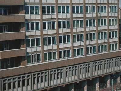 Vengono poi eretti il palazzo della Facolt� di Giurisprudenza in piazza Cesare Battisti... 