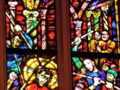 Se si osservano infatti le coloratissime vetrate situate dietro l'altare, sar� facile scorgere tra i torturatori di Ges� Cristo anche i dittatori Hitler e Mussolini