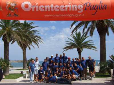 Un gruppo di atleti posano al punto di partenza di una gara di orienteering