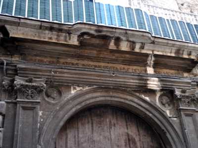Sull'architrave di Palazzo Milella � scritto: �Dum probus atque insons recta huc devotior hospes�, vale a dire �Finch� sei giusto ed innocente vieni dritto qui caro ospite�