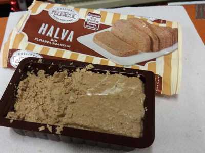 Michela apre per noi una confezione di "halva", un dolce a base di semi di girasole di colore beige che alla vista sembra un panetto di pasta compatta