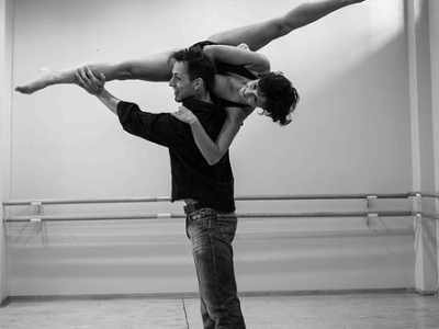 Gli insegnanti eseguono la coreografia del passo a due