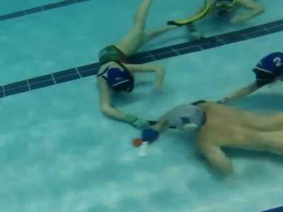 Ma un altro giocatore ruba il possesso del disco all'atleta lanciato in porta