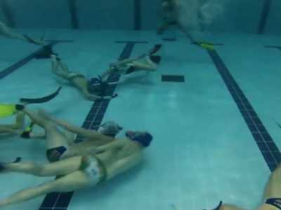 Gli atleti nuotano in apnea per partecipare attivamente al gioco