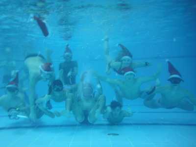 I ragazzi della Just Apnea posano per una foto in occasione delle feste natalizie