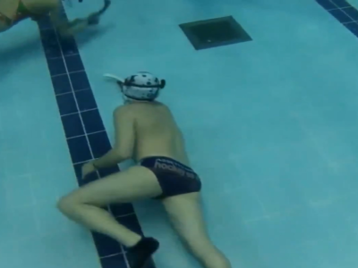 All'interno della piscina dello Stadio del nuoto barese un giocatore della Just Apnea, l'unica squadra di hockey subacqueo barese, nuota proiettato verso il disco di piombo con l'obiettivo di fare gol nella porta avversaria