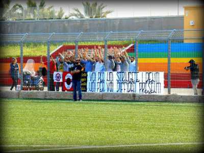 I supporter biancorossi in azione al campo Francesco Capocasale di San Girolamo, nuova casa del club a partire dalla stagione 2013/2014