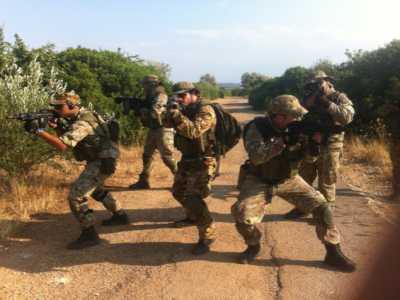Operatori in azione che avanzano