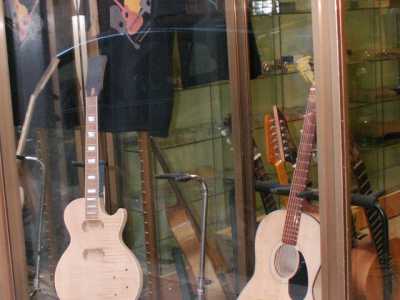 Vetrina esterna di Guitarmaniac, in via Toti
