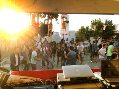 Una delle postazioni dei dj