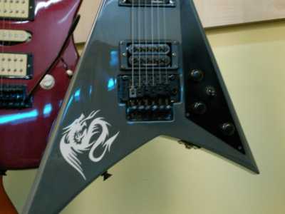 chitarre elettriche esposte a Guitarmaniac