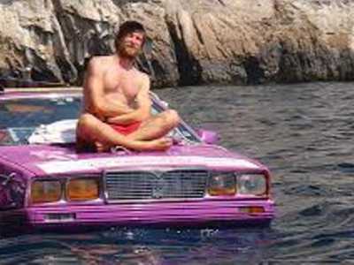 Marco Amoretti a bordo della Maserati color fucsia, scelta per il giro d'Italia progettato nel 2009. Partito da La Spezia, sar� costretto a terminare il viaggio a Tropea, in Calabria