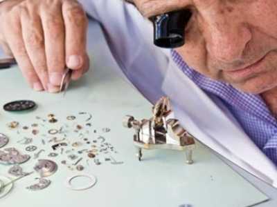 L'orologiaio Roberto al lavoro