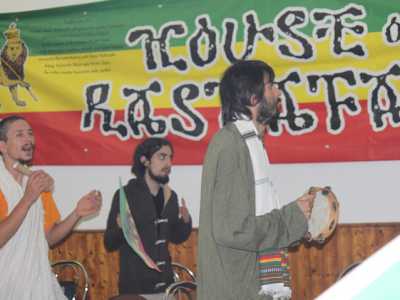 Ragazzi rastafariani intenti a suonare percussioni
