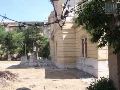 Piazzale interno, i segni del degrado