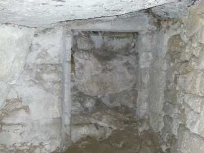 Parete dell'ipogeo che suggerisce l'accesso ad un'altra stanza chiusa 