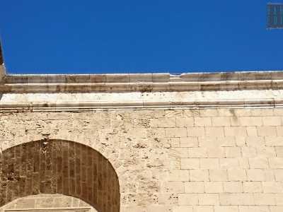 Nella corte del Castello, al di sopra di un cornicione, � possibile leggere un�incisione che recita Bona Sfortia Aragoniae regina Poloniae [�] anno domini MDLIV, dove l�anno (1554), sta a indicare la fine dei lavori nella fortezza