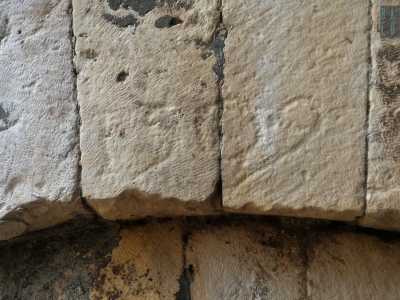 La statua fu posta sotto l�arco nel 1509 (come riporta l�iscrizione in basso), affinch� con le sue braccia alzate e la sua forza spirituale reggesse il grave peso della nuova e pi� grande Cattedrale che stava nascendo e dei peccati dei cittadini