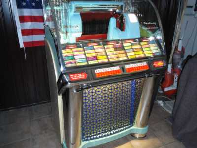 Un Seeburg HF100G, famoso perch� viene azionato da Fonzie nella serie "Happy Days" 