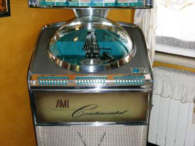Un modello di Ami Continental. Questo jukebox compare nel film "Ghost" 