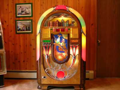 Un Wurlitzer 850, jukebox con all'interno dischi a 78 giri: � tra i pi� rari e costosi