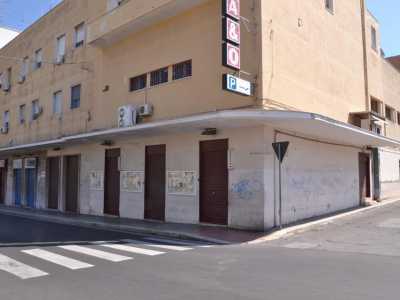 Il palazzo che ospitava l'ex cinema Rizzi in via Napoli a Santo Spirito: ora � un supermercato