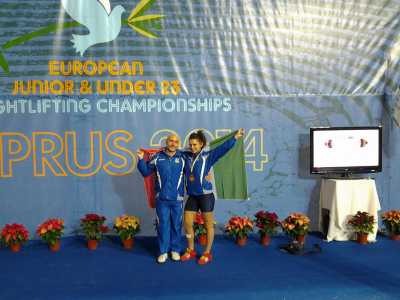 Il tecnico della nazionale femminile Alessandro Ficco assieme a Jennifer Lombardo. Nell'occasione l'atleta si era appena aggiudicata il bronzo agli europei under 23 di sollevamento pesi