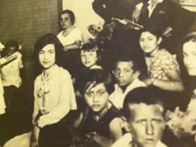 Foto inedita di una classe della scuola della comunit� armena di Bari. Sullo sfondo in alto Hrand Nazariantz, poeta armeno naturalizzato italiano