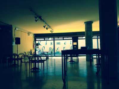 Il foyer del teatro Kismet e il suo ingresso vetrato su strada San Giorgio Martire