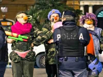 Clown army alla caserma Rossani