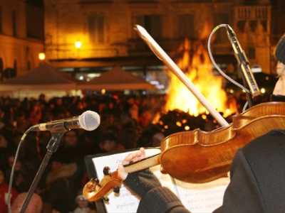 Violinista che suona una melodia popolare davanti al fuoco