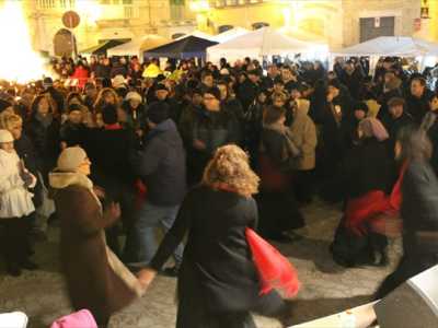 Danze popolari animano la piazza