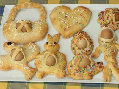 Alcune varianti: al posto della classica ciambella si trovano spesso dolci che ricordano altre forme come coniglietti, cestini, cuori e colombe