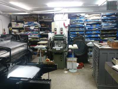 Il laboratorio tipografico, collocato al piano inferiore, dove si stampa ancora con i caratteri mobili