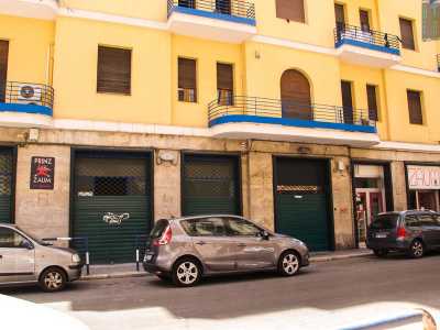 Le saracinesche della storica Latteria Principe si trovano ancora oggi ai piedi di un palazzone di epoca fascista giallo con balconate blu ad angolo tra via Cardassi e via Abbrescia