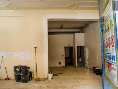 Del vecchio locale non � rimasto nulla: la latteria � un impolverato cantiere in via di ristrutturazione, con un ampio stanzone al pian terreno... 