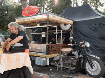 Sulla moto vengono cucinate bombette di Cisternino e alette di pollo piccanti