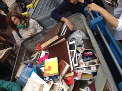 Libri nei cassonetti di via Melo