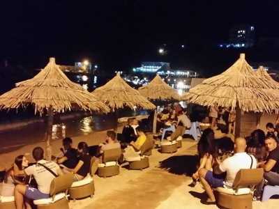 Locali sulla spiaggia di Himara