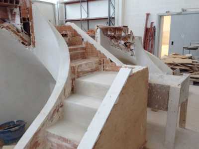 Una scalinata in costruzione